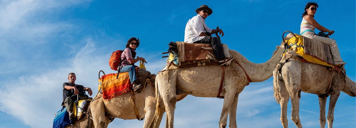 Passeggiata in dromedario al tramonto sulle dune di Diabat Essaouira Marocco
