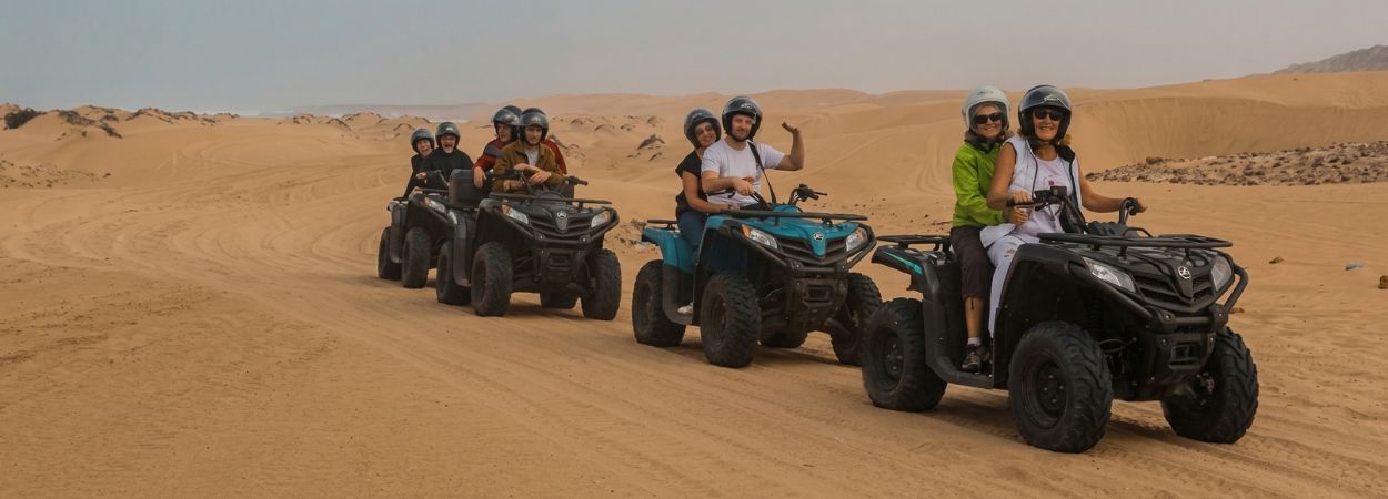 Gruppo in tour con quad automatici sulle dune bianche di Cap Sim a Essaouira