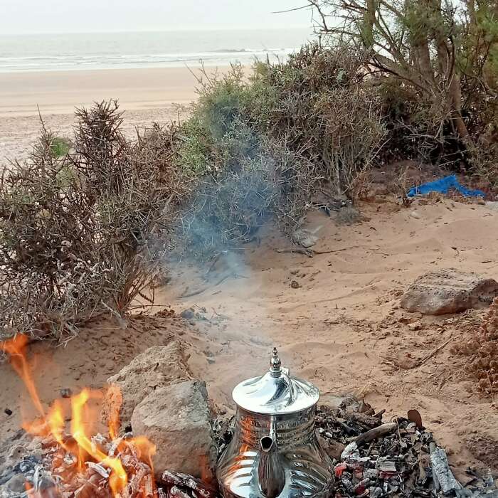 Rituale del tè in spiaggia al tramonto