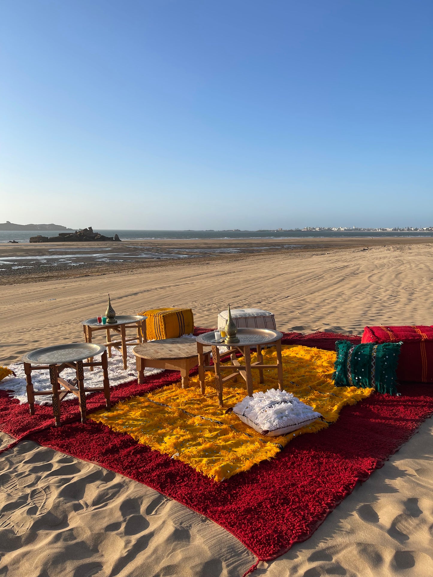 Rituale del tè in spiaggia al tramonto