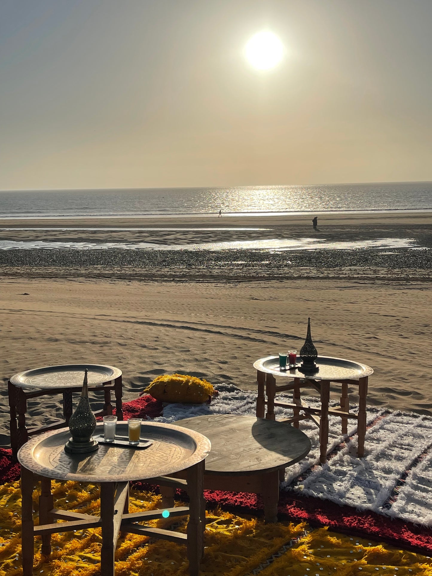 Rituale del tè in spiaggia al tramonto