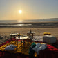 Rituale del tè in spiaggia al tramonto