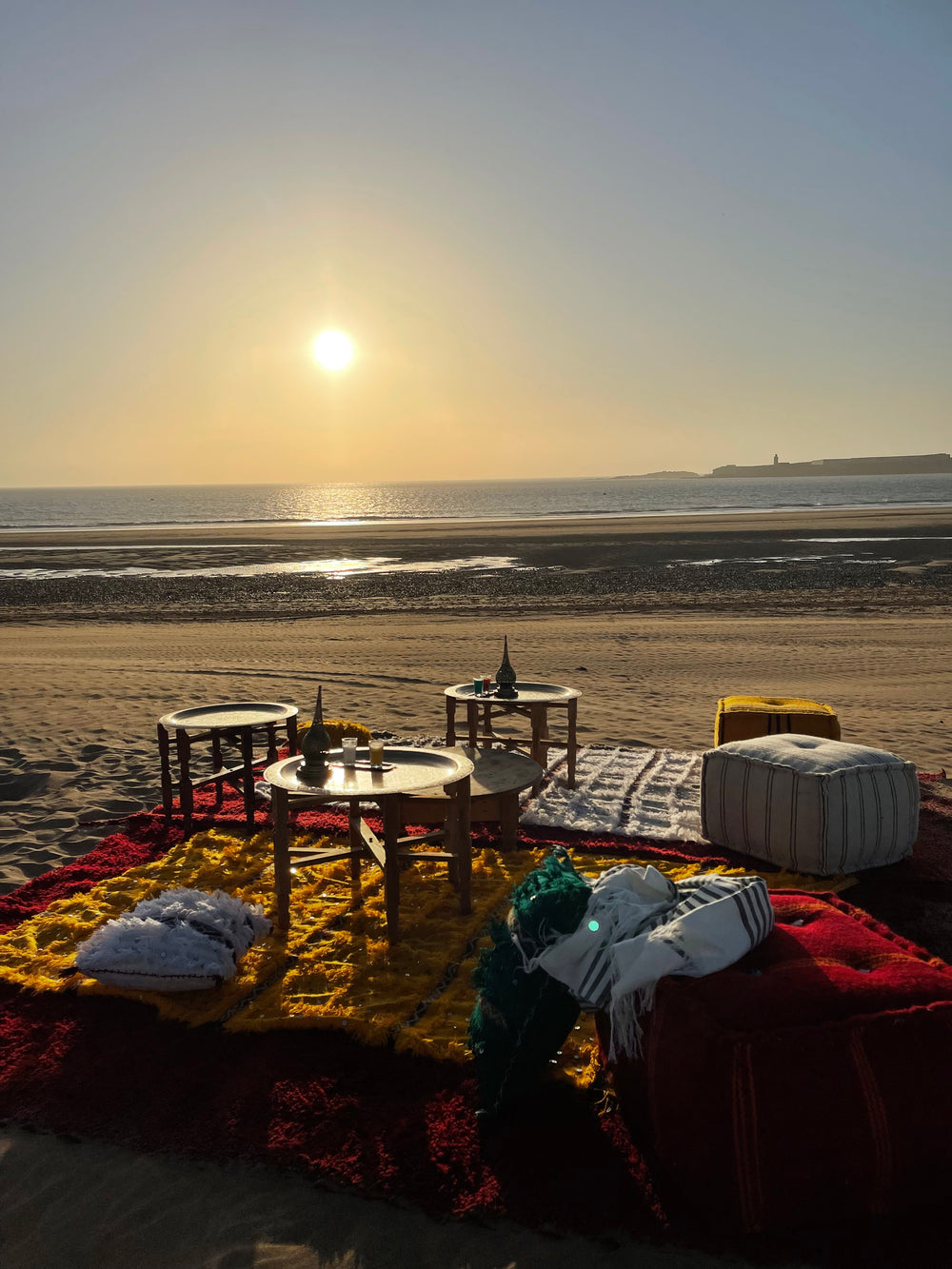 Rituale del tè in spiaggia al tramonto