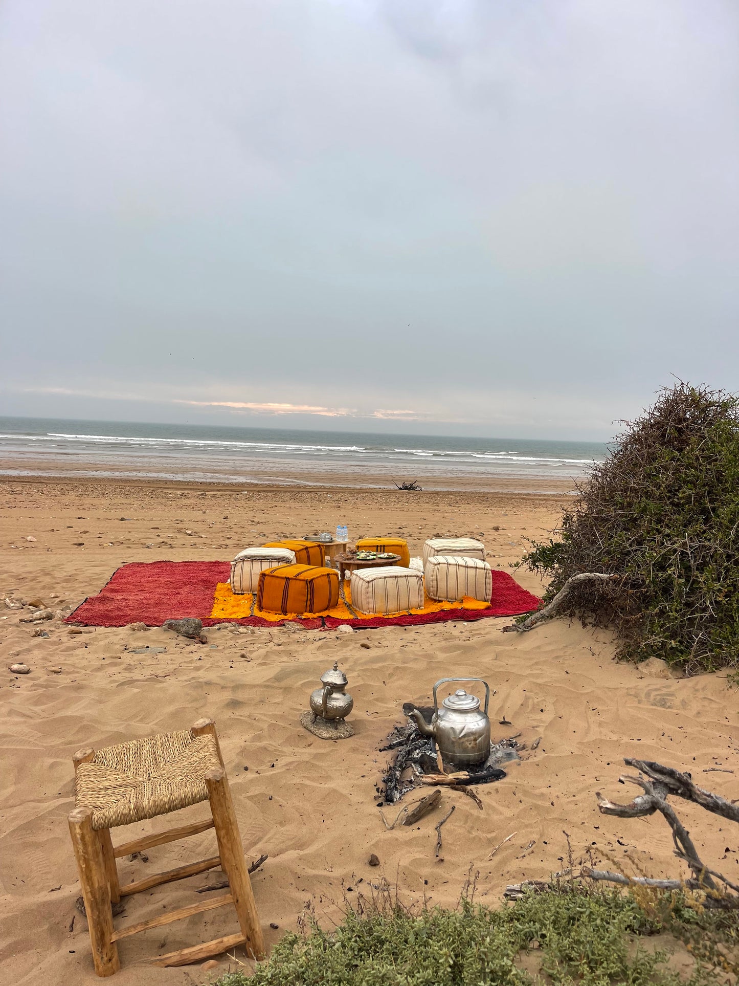 Rituale del tè in spiaggia al tramonto