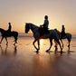 Rituale del tè in spiaggia al tramonto
