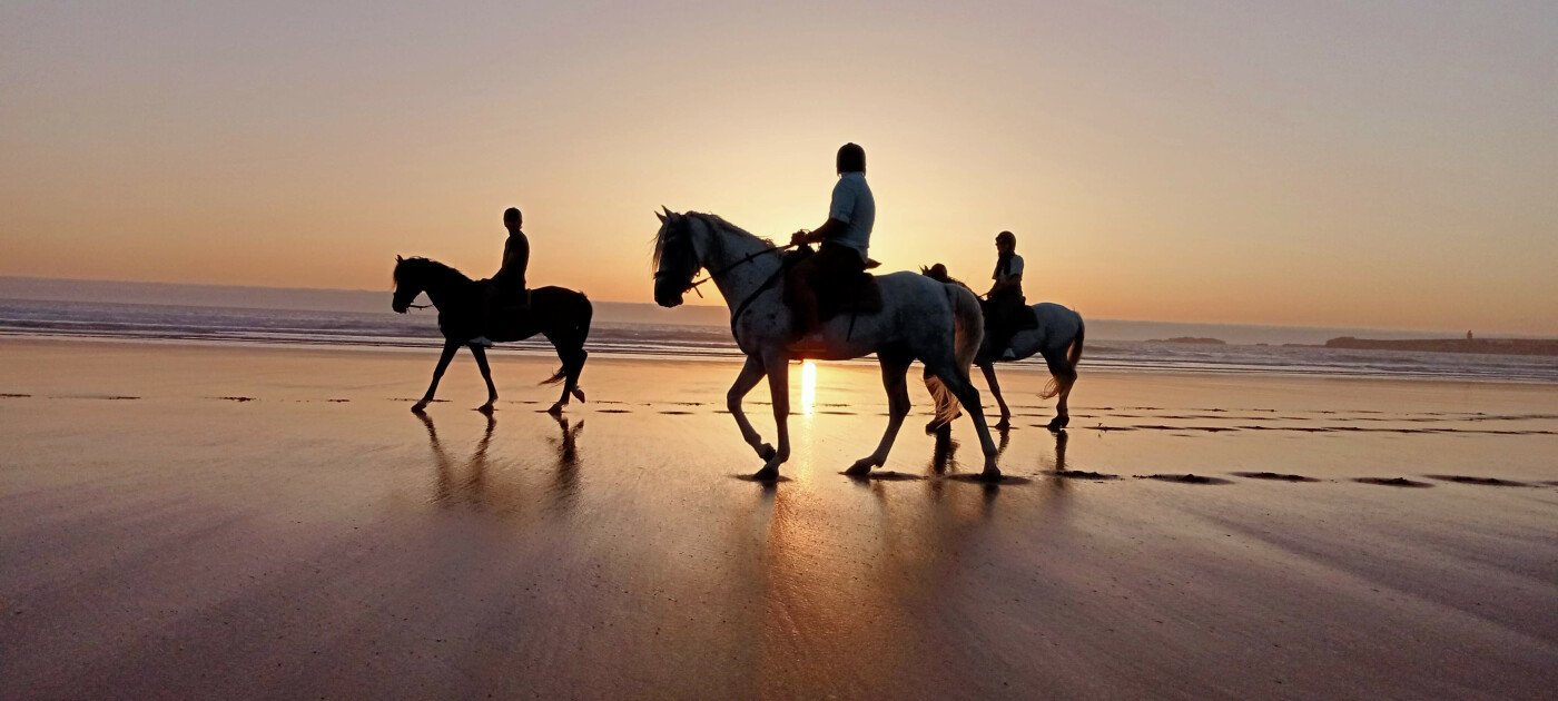 Rituale del tè in spiaggia al tramonto