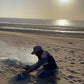 Rituale del tè in spiaggia al tramonto