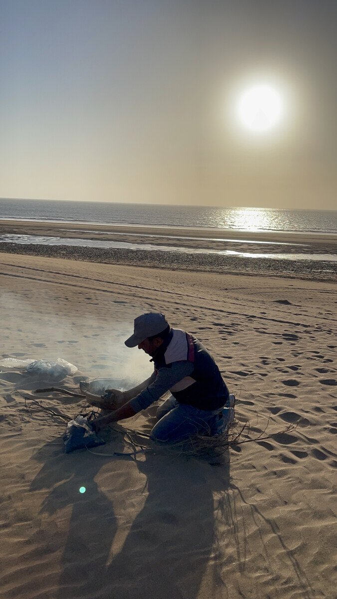 Rituale del tè in spiaggia al tramonto