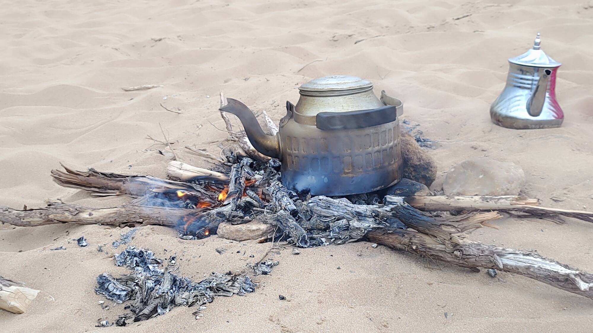 Rituale del tè in spiaggia al tramonto